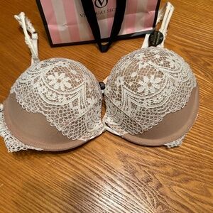 Victoria’s Secret White Lace Bombshell Push up Bra Sz 34C NWT